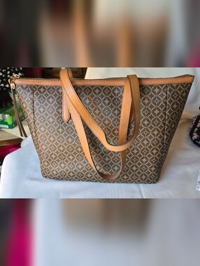 Like New Fossil Classic Brown Patterned Tote Bag with Tan Trim